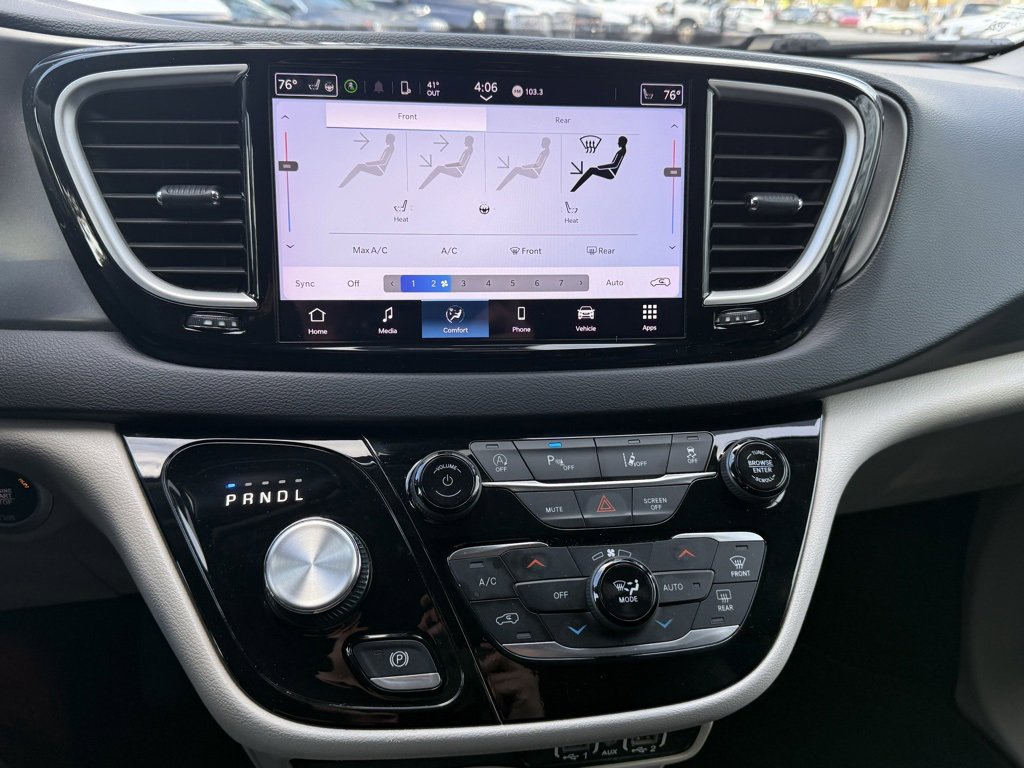 Used 2023 Chrysler Pacifica Touring-L image 39