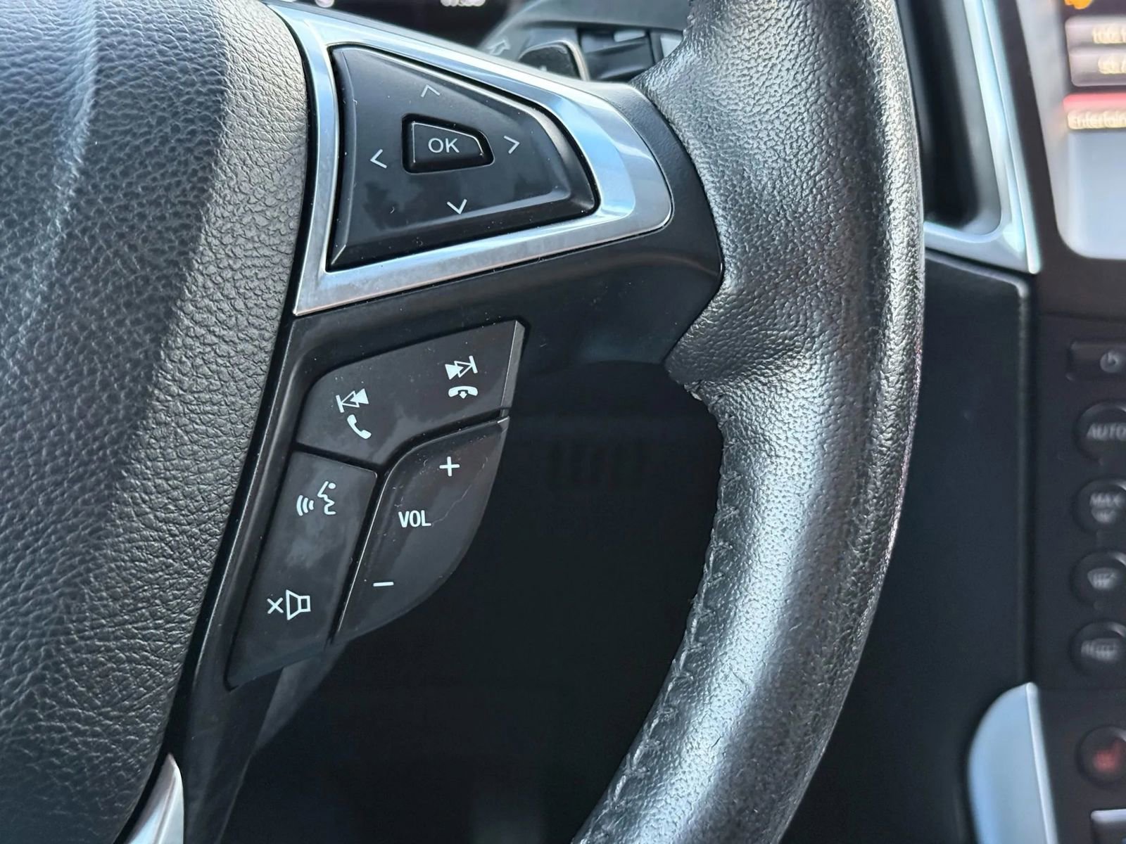 Used 2015 Ford Edge Titanium image 23