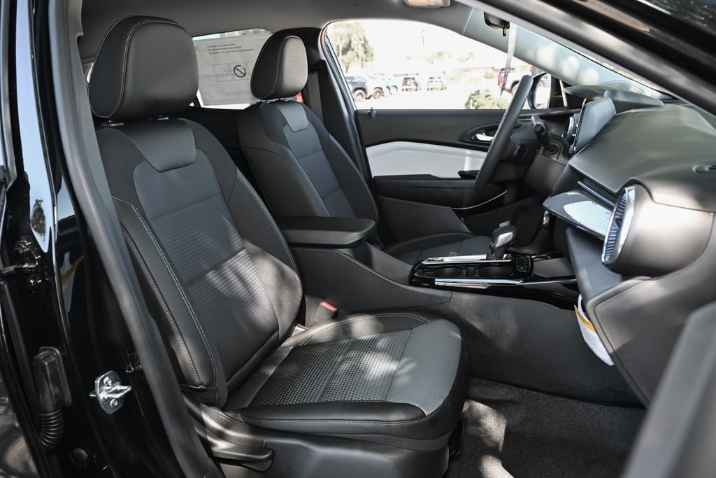 New 2026 Chevrolet Trax LT w/ LPO, Blackout Package FWD image 31