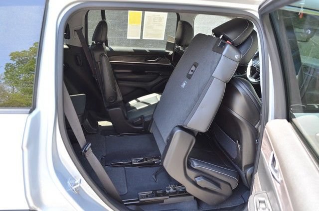 Used 2023 Jeep Grand Cherokee L Limited w/ Rear Seat Video Group I AWD/4WD image 35