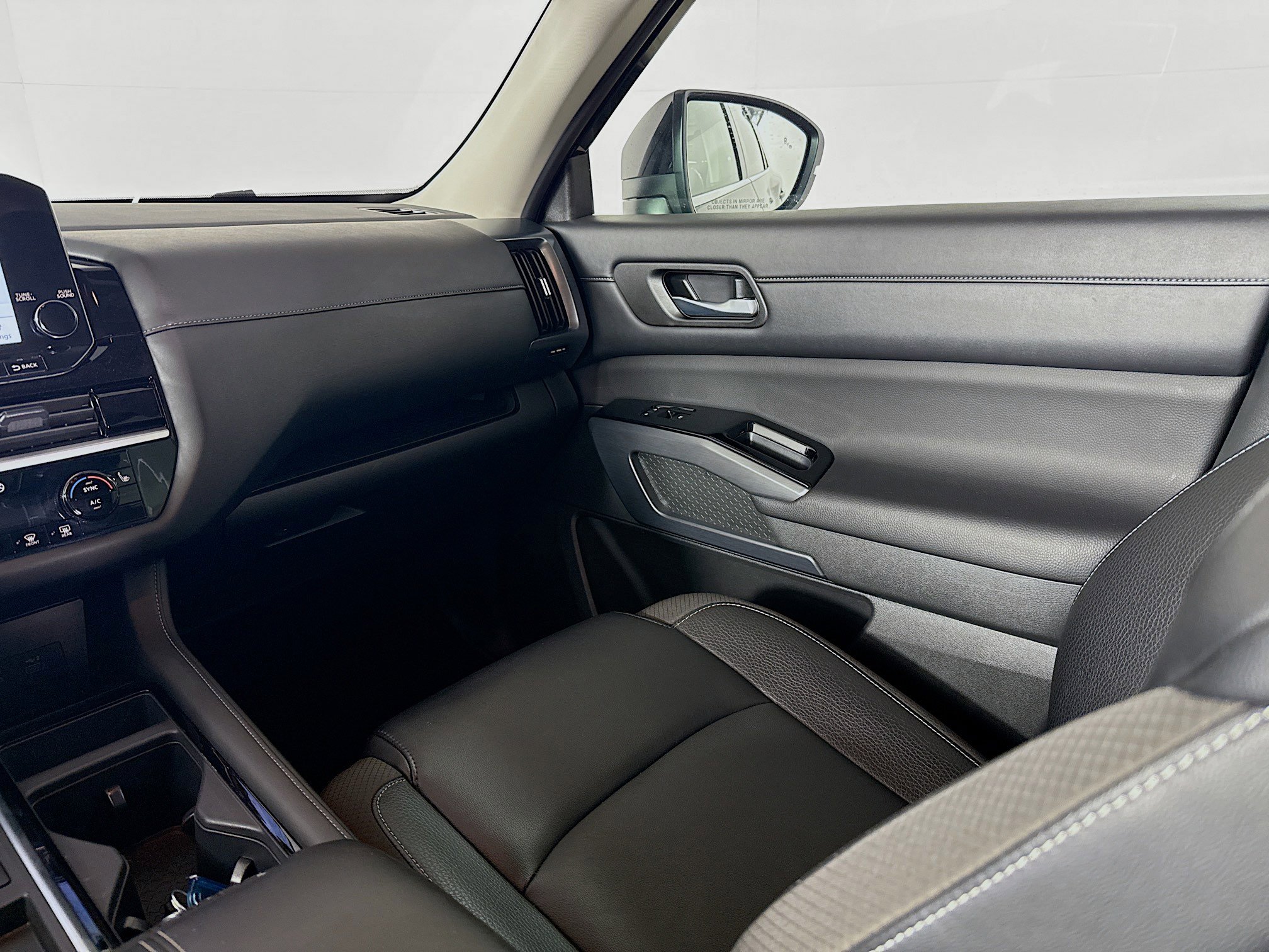 Used 2024 Nissan Pathfinder SL w/ Black Appearance Package image 28