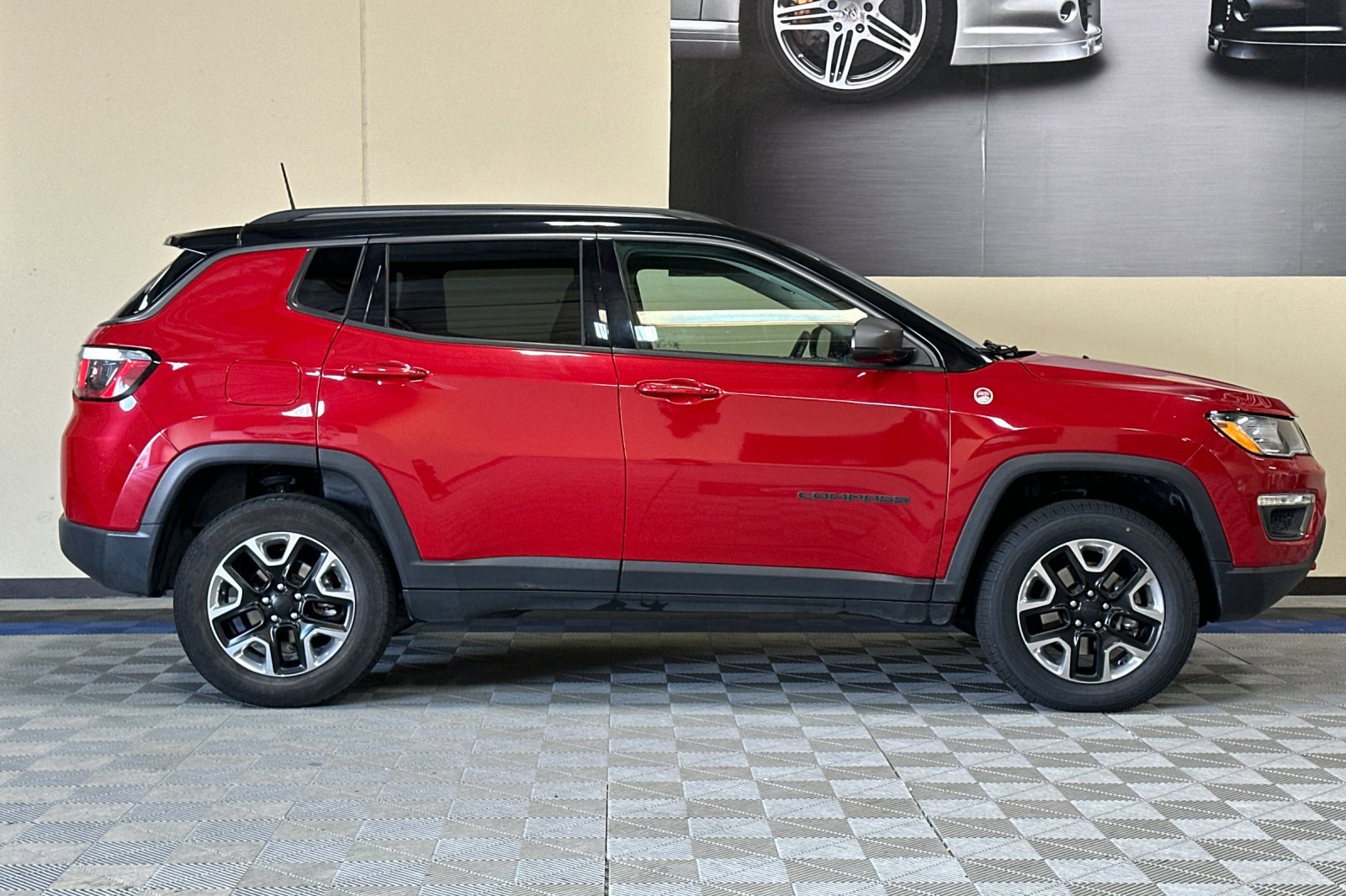 Used 2018 Jeep Compass Trailhawk image 3