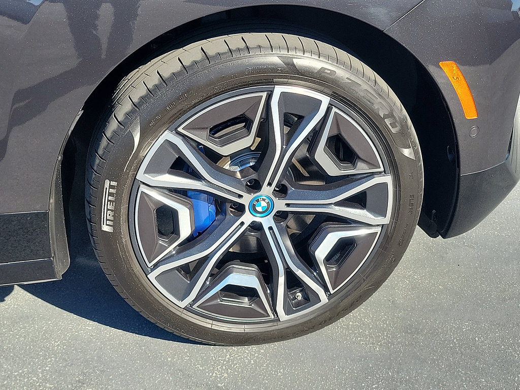 Used 2024 BMW iX xDrive50 w/ Sport Package AWD/4WD image 5