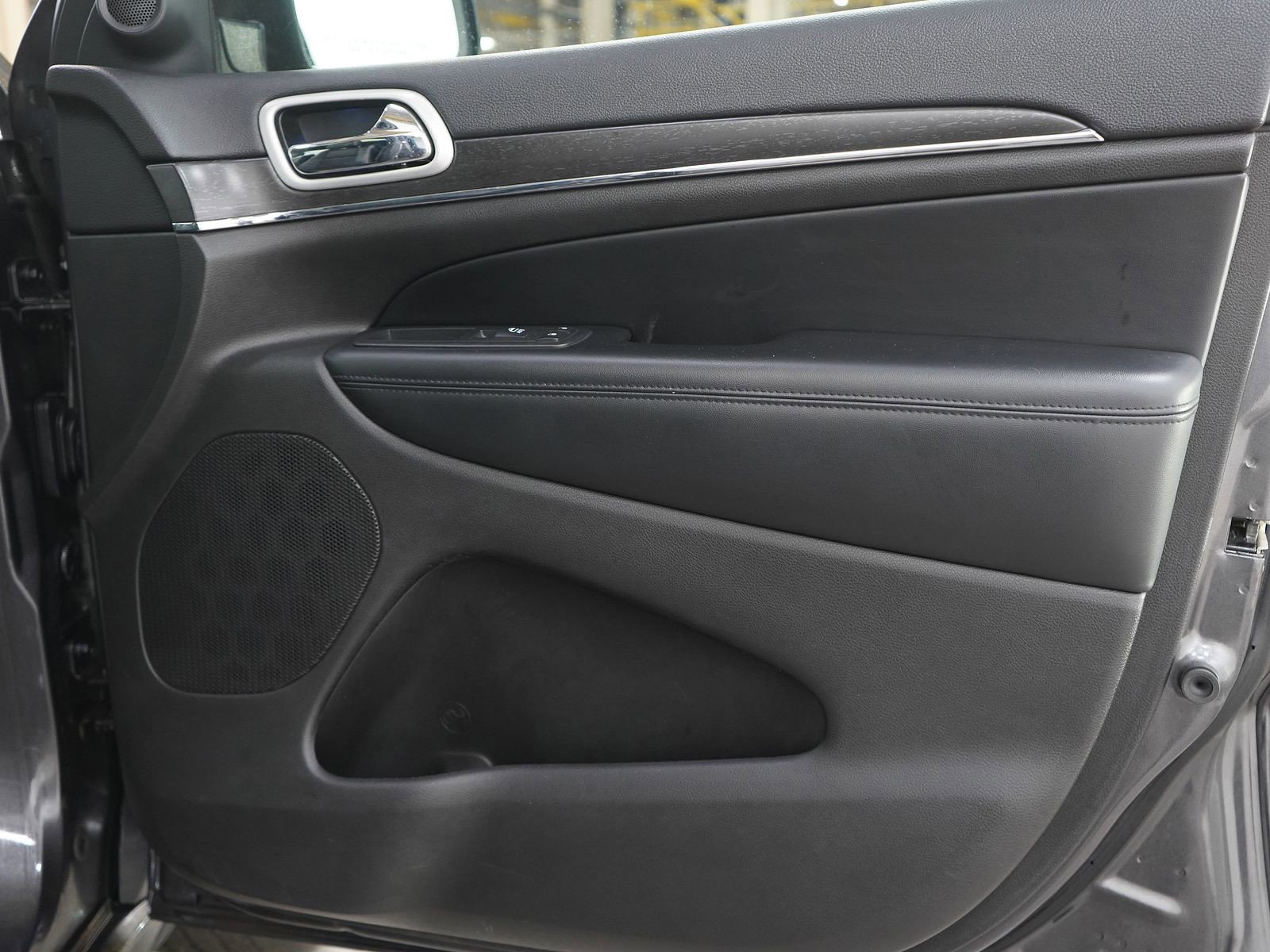 Used 2018 Jeep Grand Cherokee Limited AWD/4WD image 9