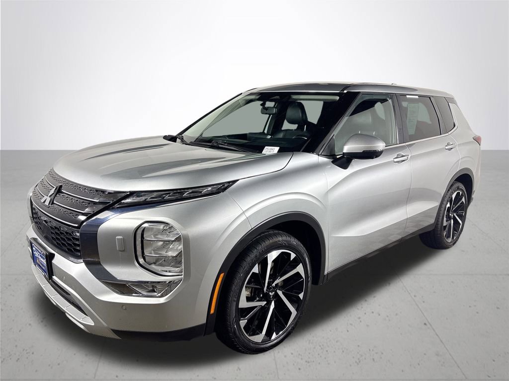 Used 2023 Mitsubishi Outlander SE image 2