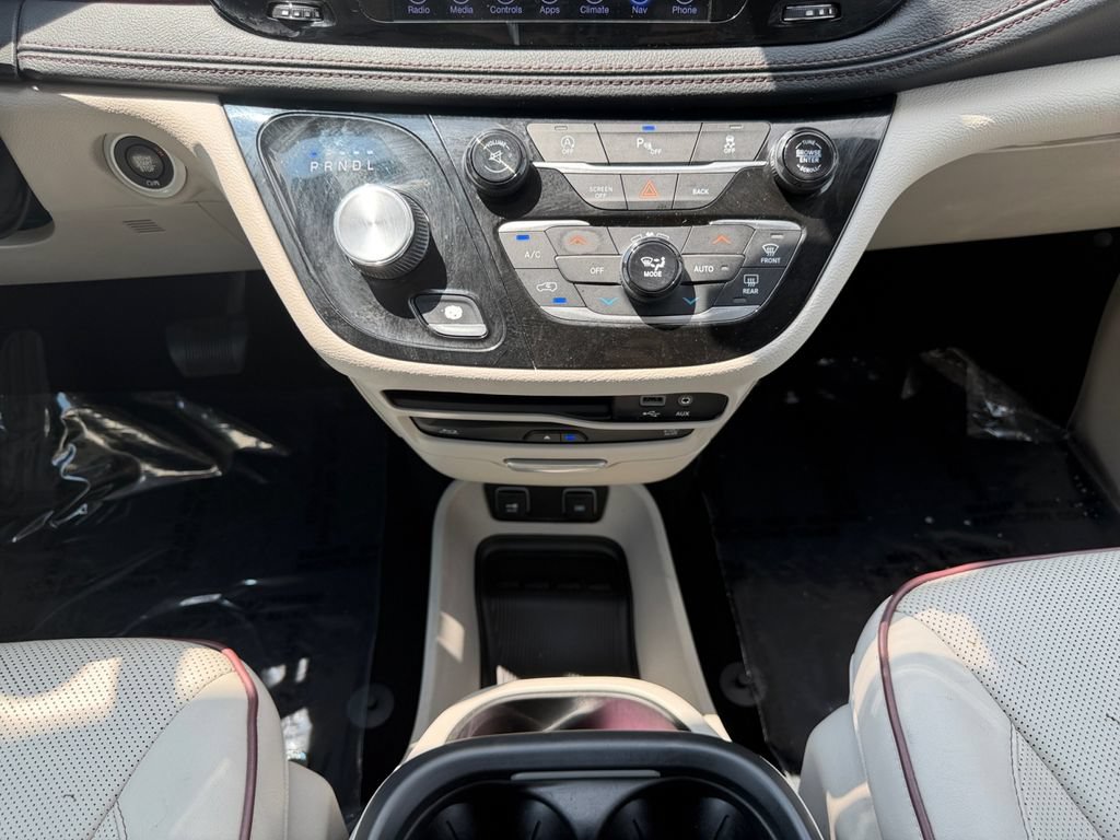 Used 2017 Chrysler Pacifica Limited FWD image 11