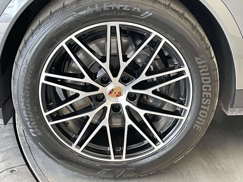 Certified 2025 Porsche Cayenne AWD/4WD image 11