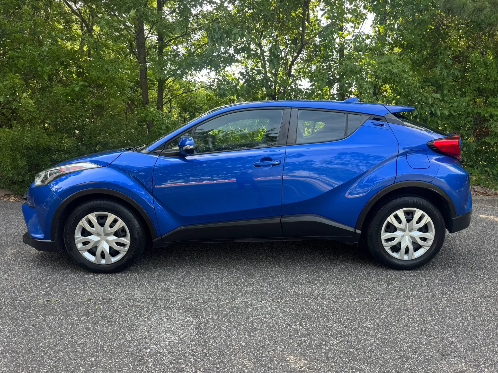 Used 2019 Toyota C-HR LE FWD image 4