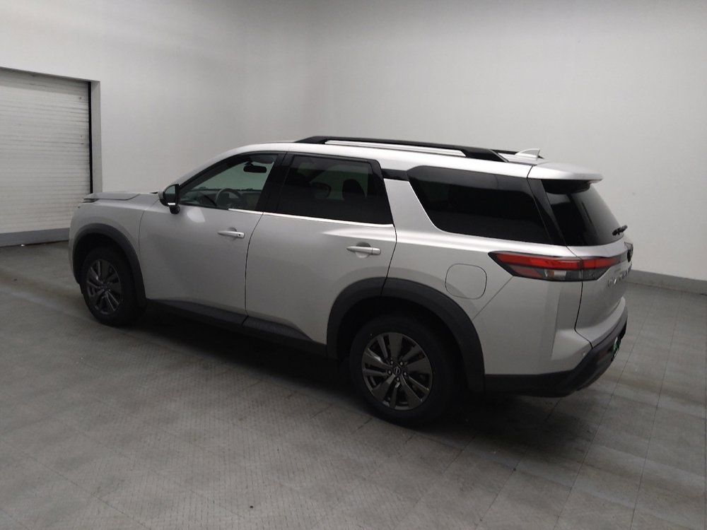 Used 2023 Nissan Pathfinder SV image 3