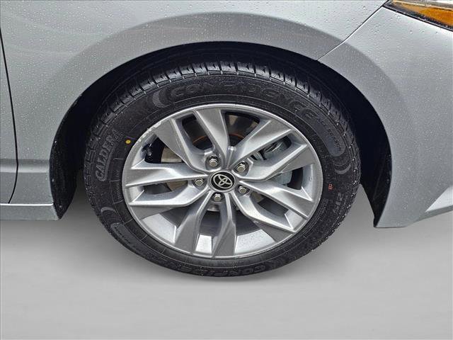 Used 2022 Toyota Avalon XLE w/ Moonroof Package image 9