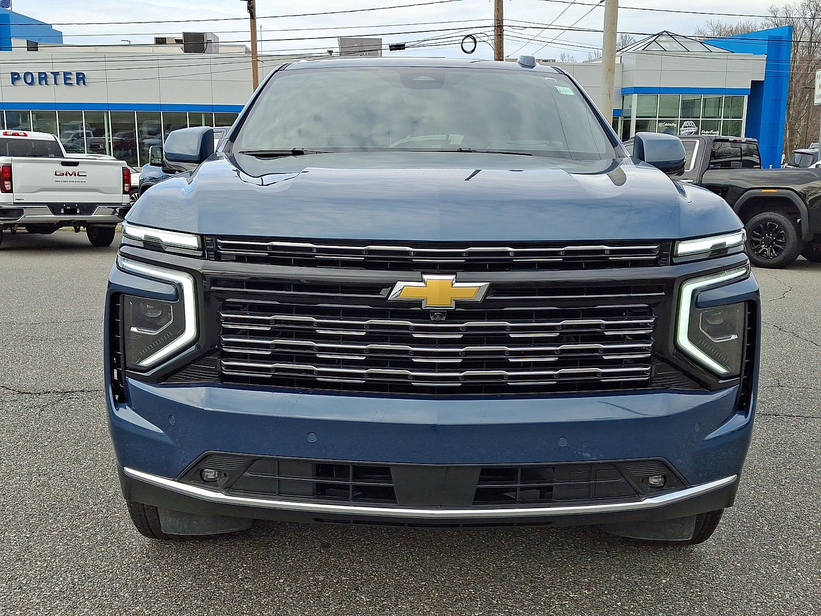 Used 2025 Chevrolet Suburban High Country image 2