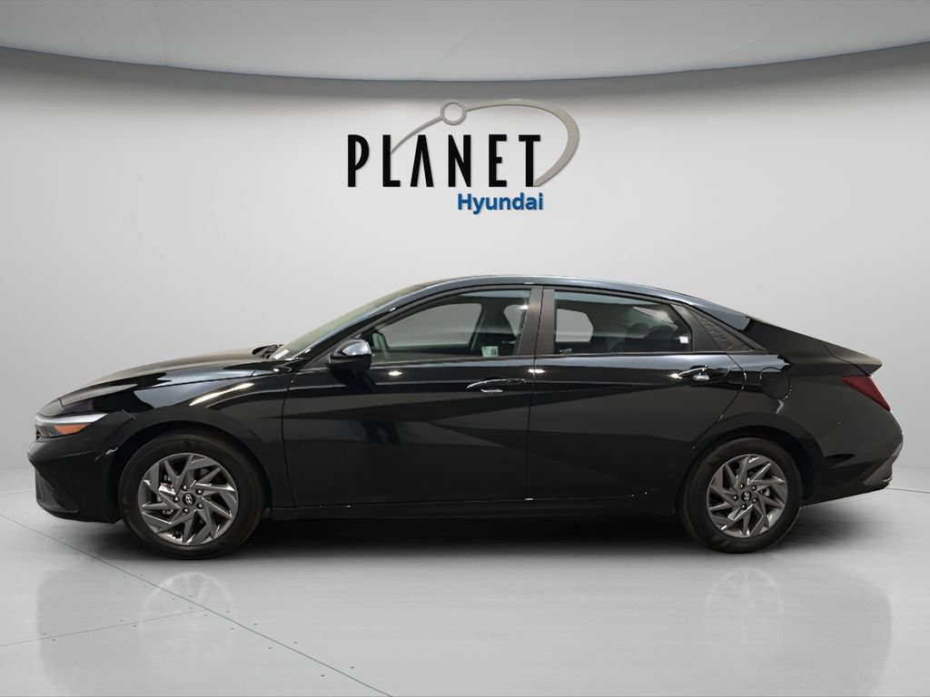 Certified 2025 Hyundai Elantra Hybrid FWD image 3