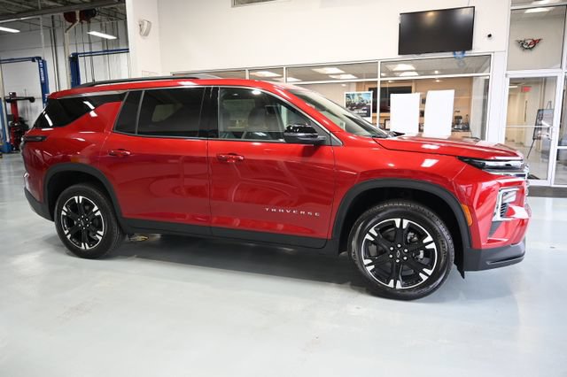 New 2027 Chevrolet Traverse LT w/ Sun and Wheel Package FWD image 4