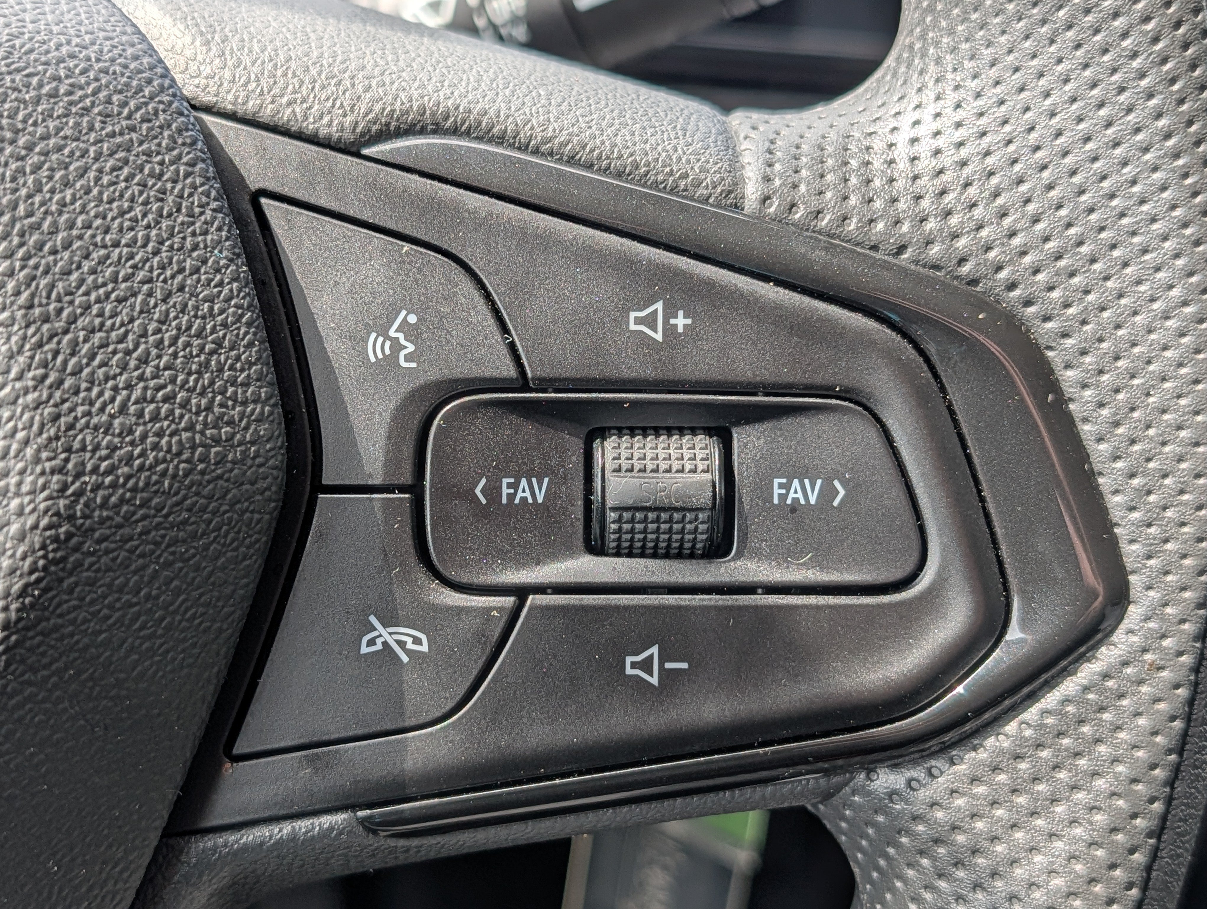 Used 2026 Chevrolet Trax LS w/ LS Convenience Package FWD image 23