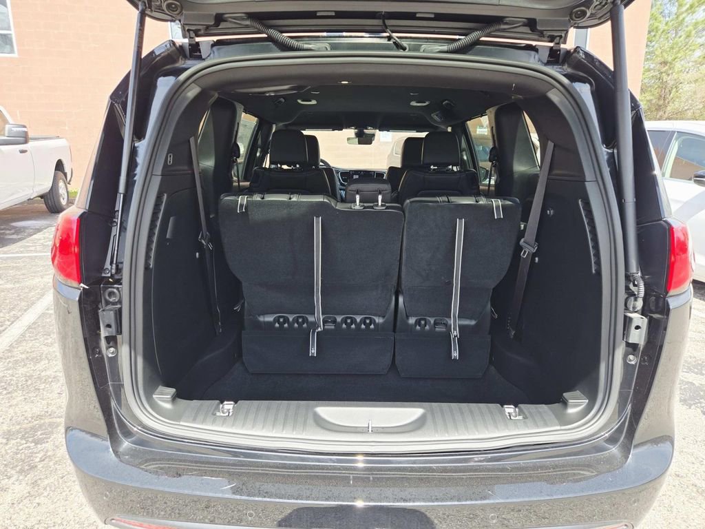 Used 2026 Chrysler Voyager LX image 14