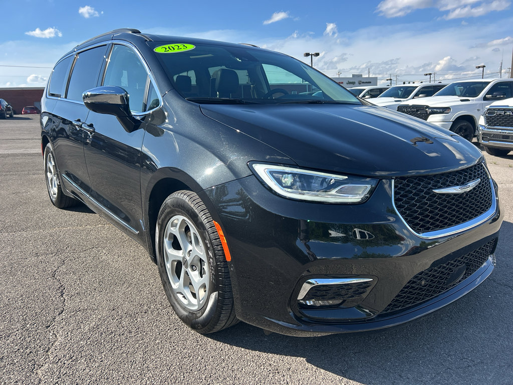 Used 2023 Chrysler Pacifica Limited w/ Uconnect Theater Family Group FWD image 2