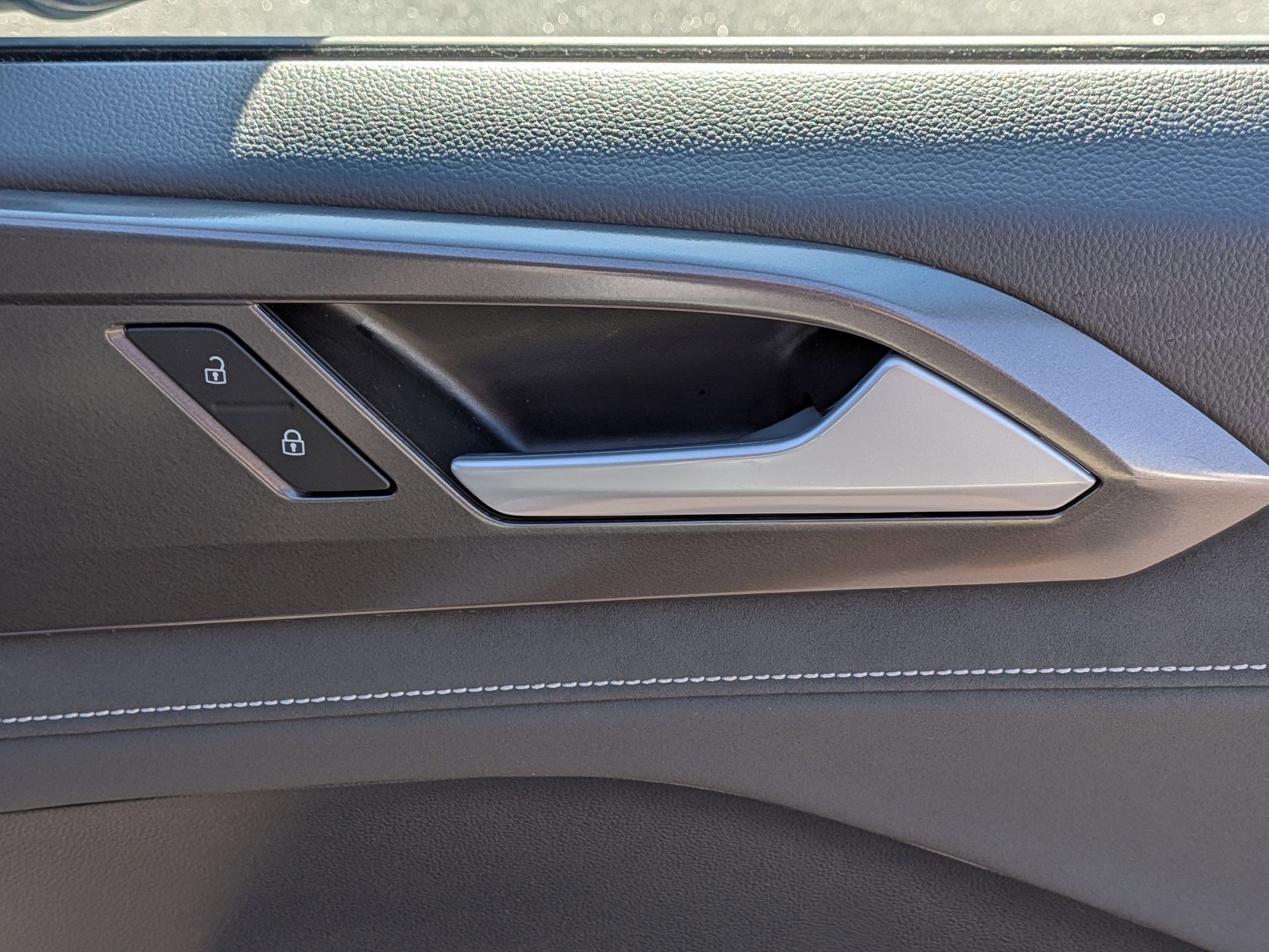 Used 2025 Volkswagen Taos SE image 33