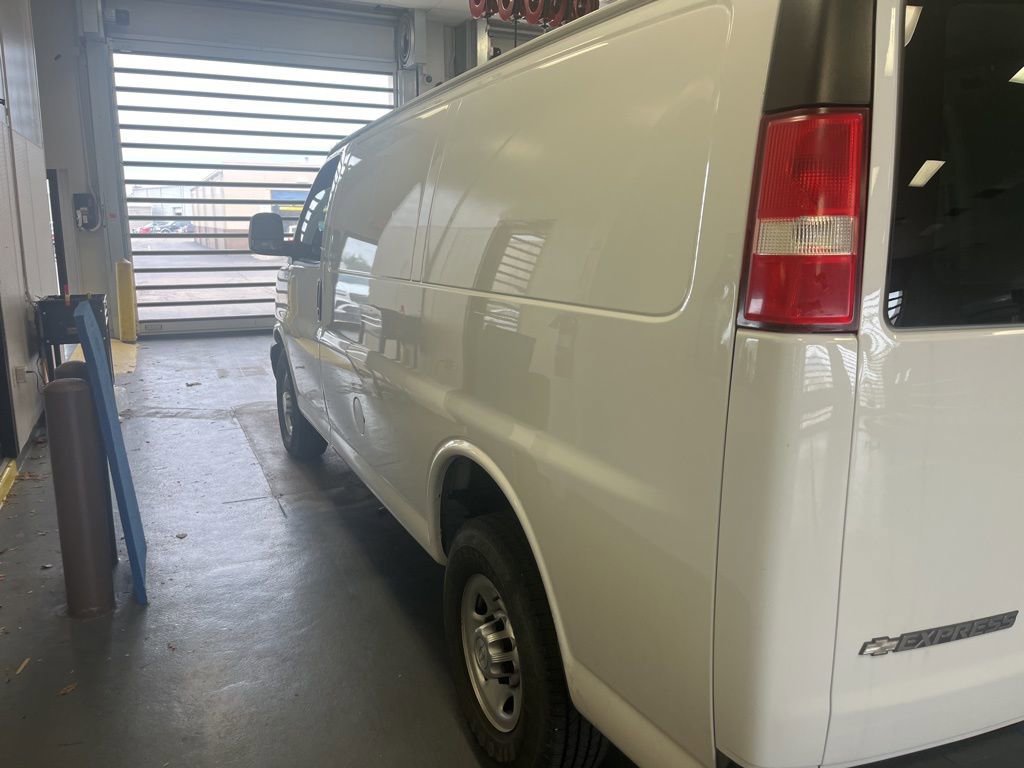 Used 2018 Chevrolet Express 2500 image 3