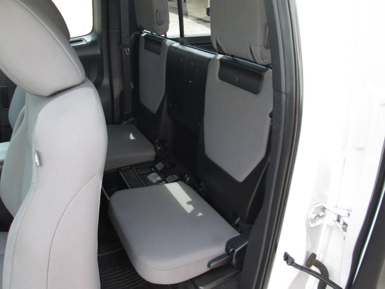 Used 2016 Toyota Tacoma SR5 AWD/4WD image 16