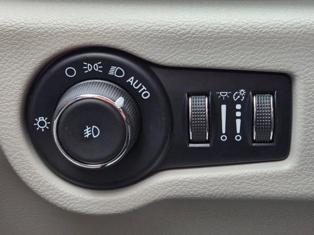 Used 2024 Chrysler Pacifica Select FWD image 13