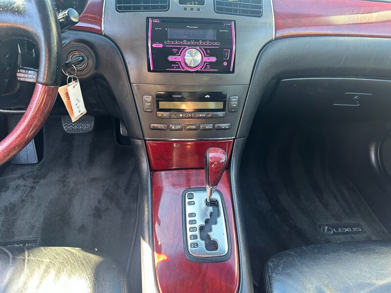 Used 2002 Lexus ES 330 w/ Premium Pkg FWD image 19
