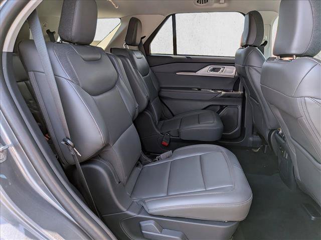Used 2025 Ford Explorer Active AWD/4WD image 21