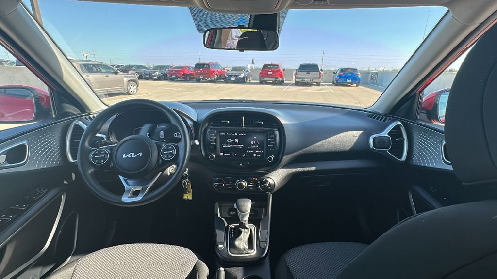 Used 2025 Kia Soul LX w/ LX Technology Package FWD image 21