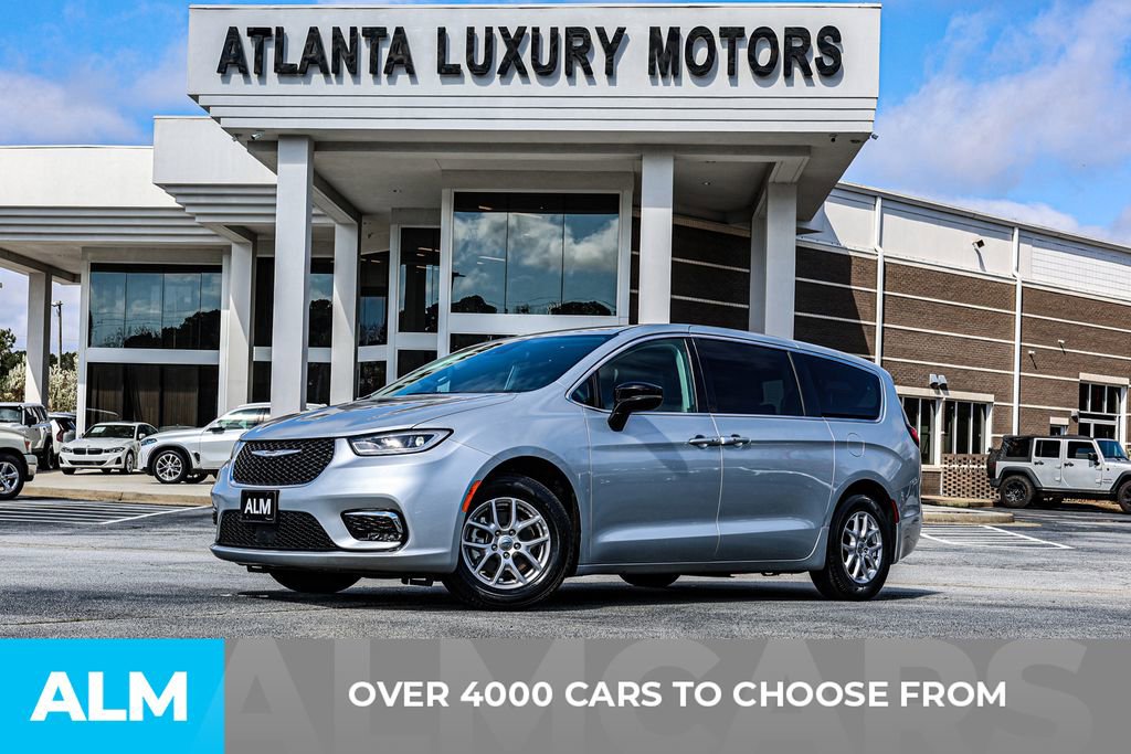 Used 2024 Chrysler Pacifica Touring-L FWD image 3