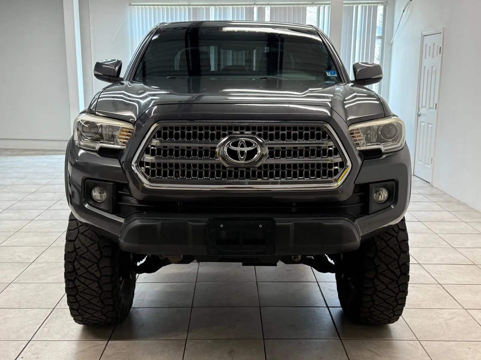 Used 2016 Toyota Tacoma TRD Off-Road AWD/4WD image 2