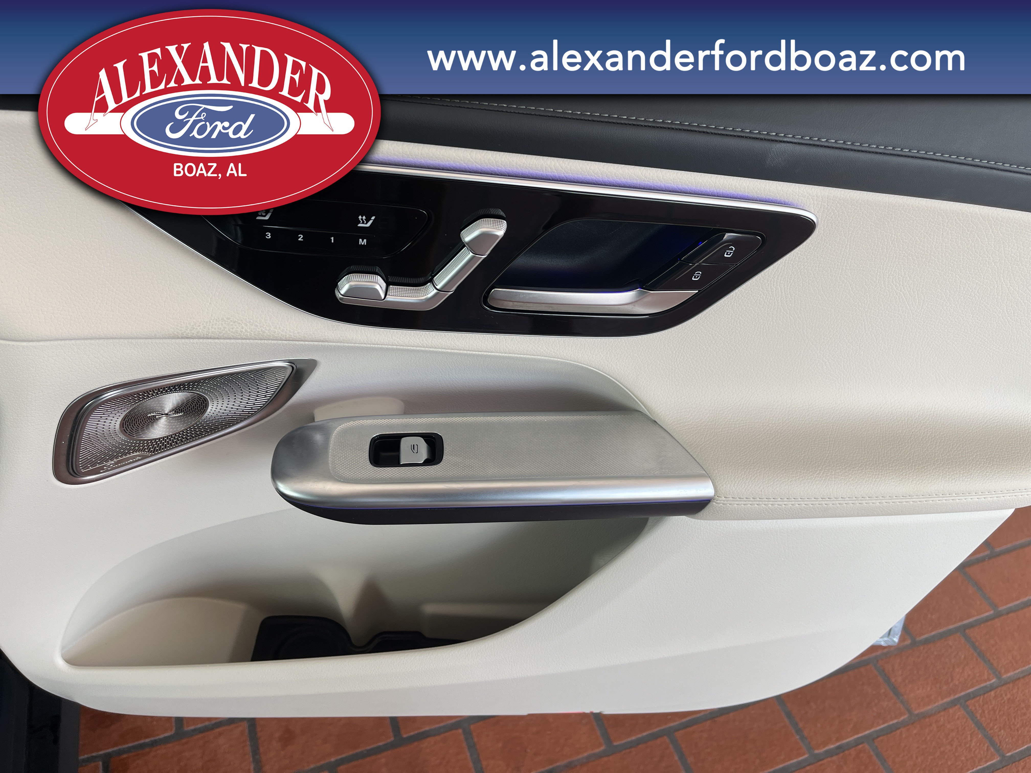 Used 2025 Mercedes-Benz GLC 300 4MATIC image 21