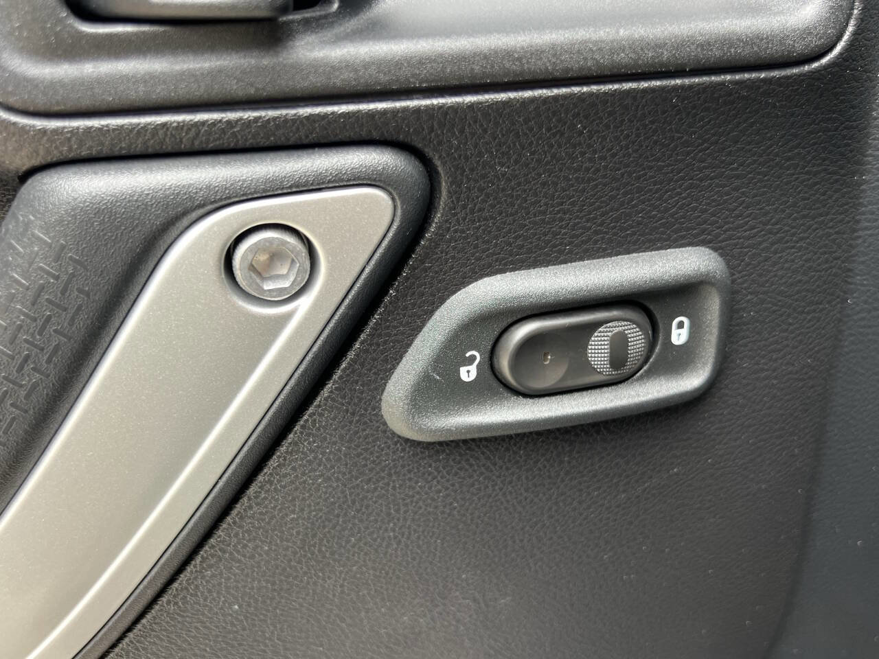 Used 2015 Jeep Wrangler Unlimited Sahara w/ Connectivity Group image 17