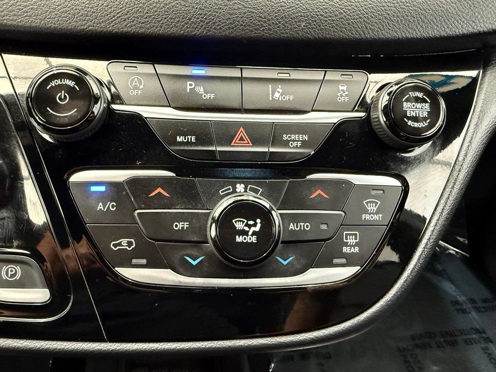 Used 2025 Chrysler Pacifica Select FWD image 38
