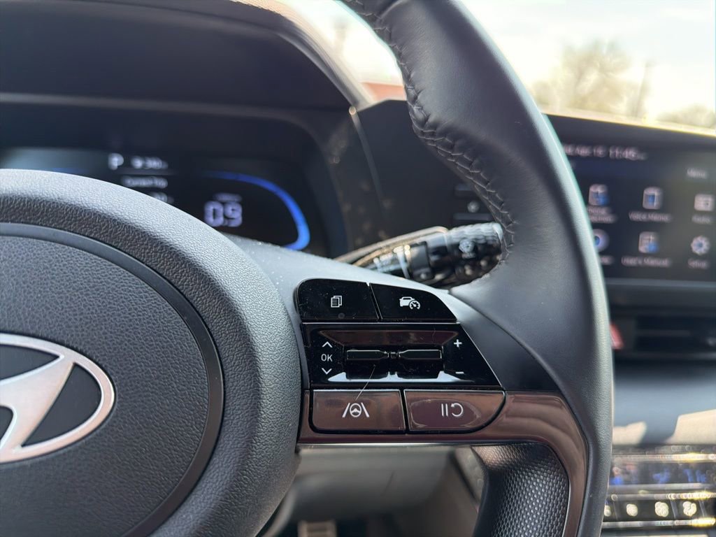 Certified 2025 Hyundai Elantra Sport image 31