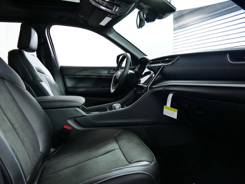 Used 2024 Jeep Grand Cherokee Altitude image 24