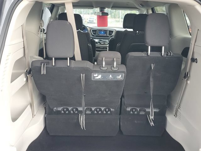 Used 2020 Chrysler Voyager LX FWD image 7