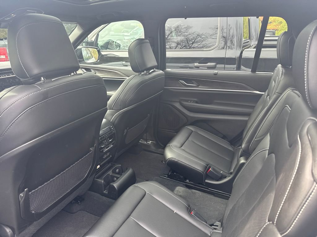 Used 2025 Jeep Grand Cherokee L Limited w/ Luxury Tech Group II AWD/4WD image 8