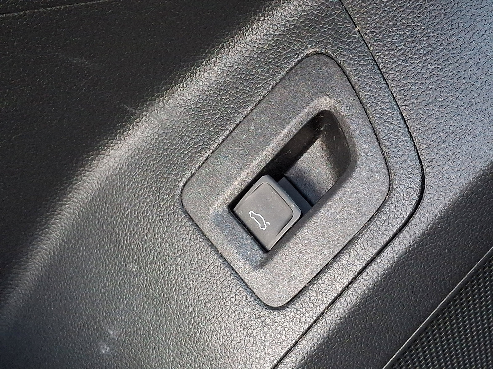 Used 2021 Volkswagen Atlas Cross Sport SE image 26