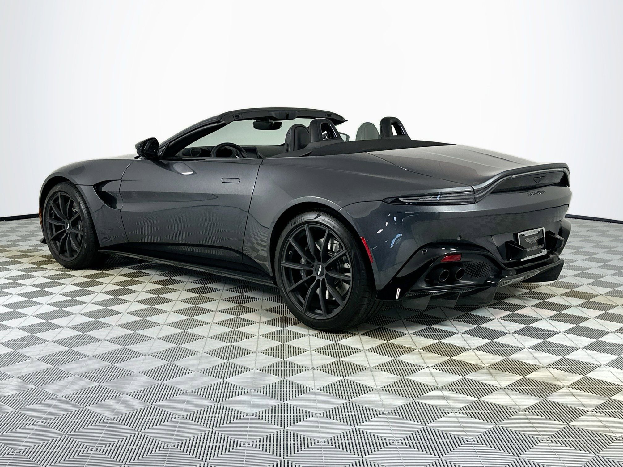 Used 2021 Aston Martin V8 Vantage Roadster RWD image 2