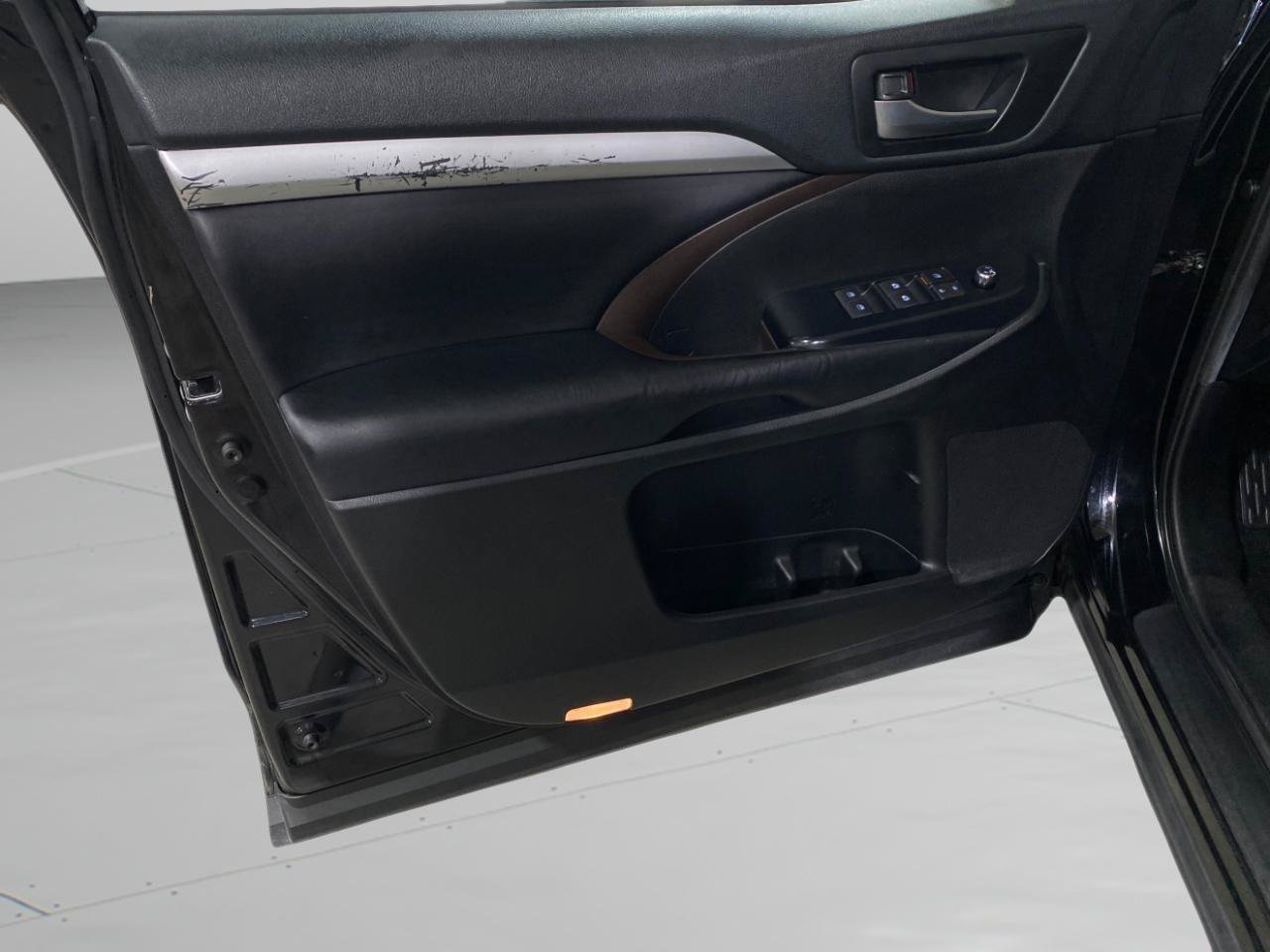 Used 2019 Toyota Highlander XLE AWD/4WD image 20