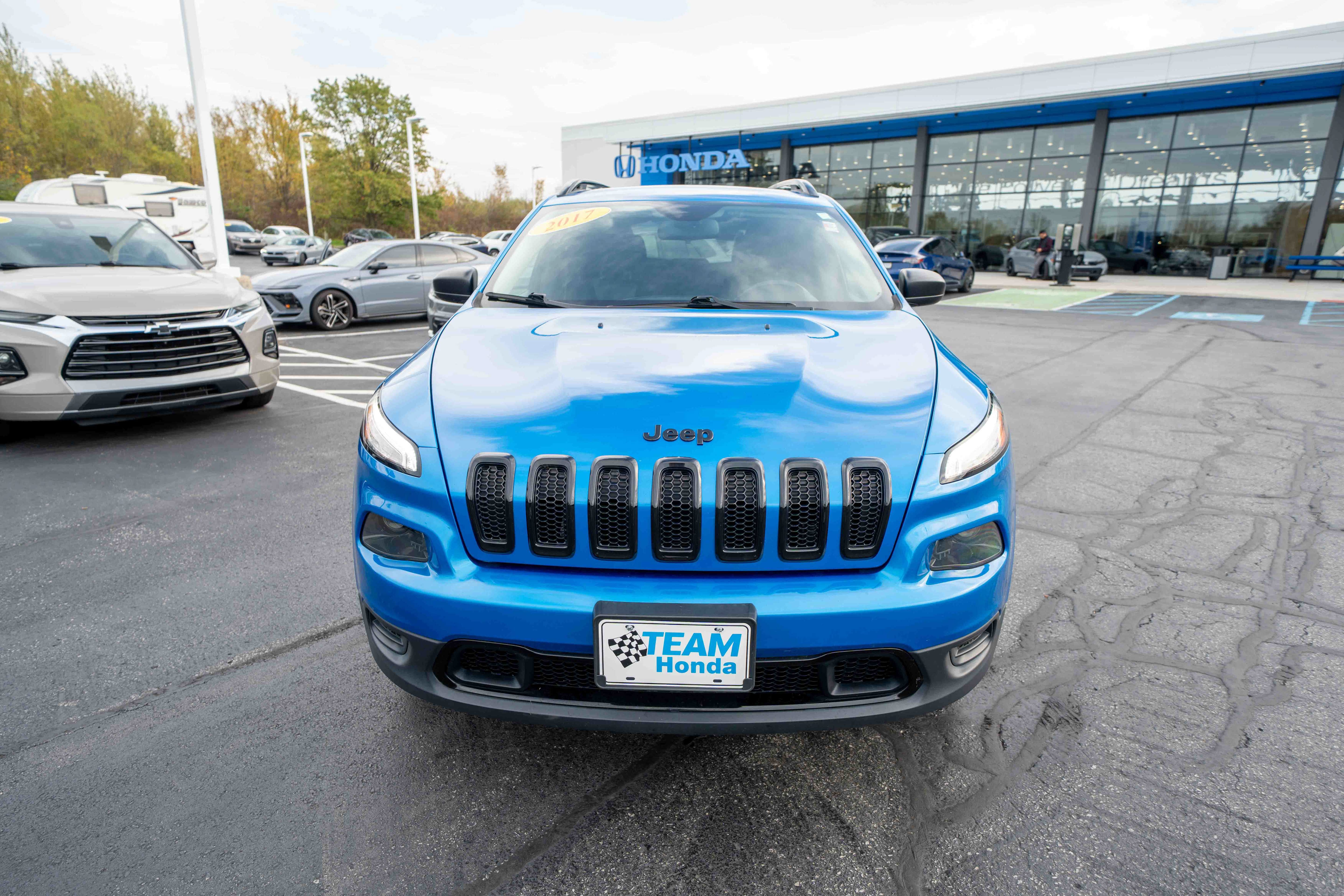 Used 2017 Jeep Cherokee Sport w/ Cold Weather Group FWD image 2