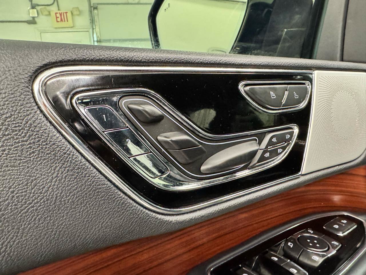 Used 2023 Lincoln Navigator L Reserve AWD/4WD image 11