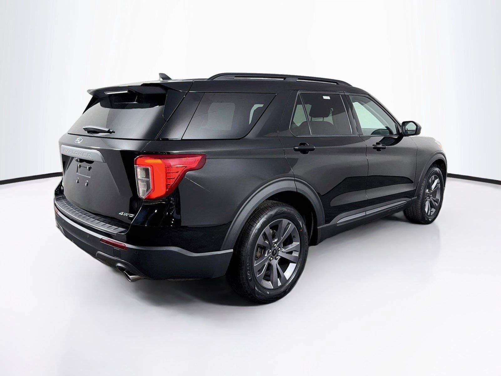 Used 2023 Ford Explorer XLT w/ Equipment Group 202A AWD/4WD image 11