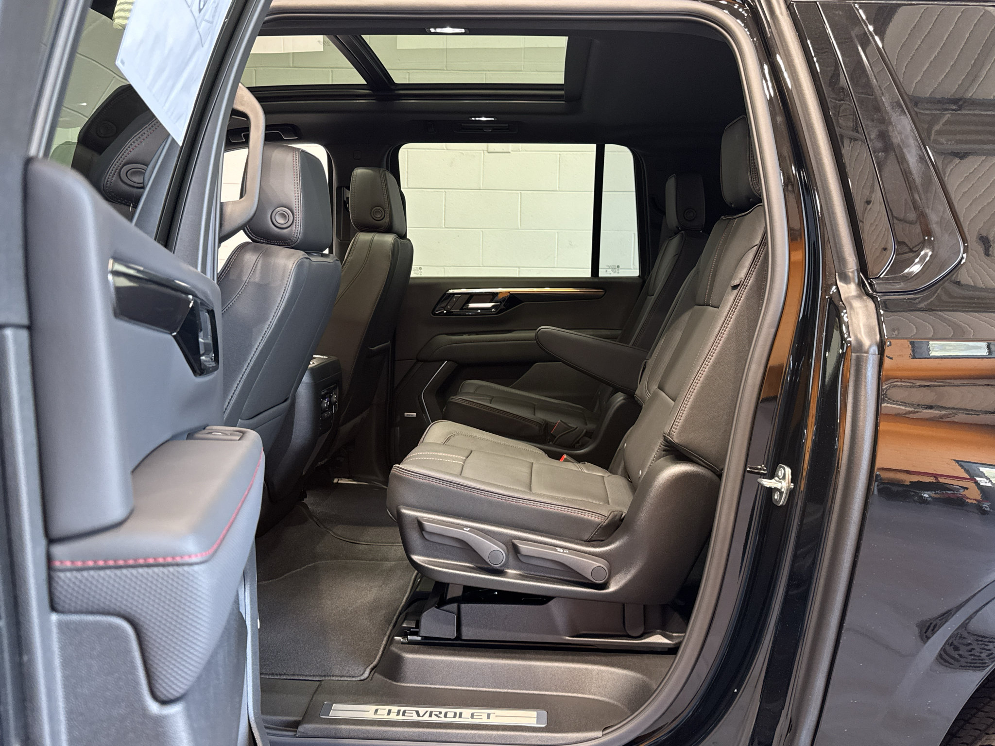 New 2026 Chevrolet Suburban RST w/ RST Capability Package AWD/4WD image 10