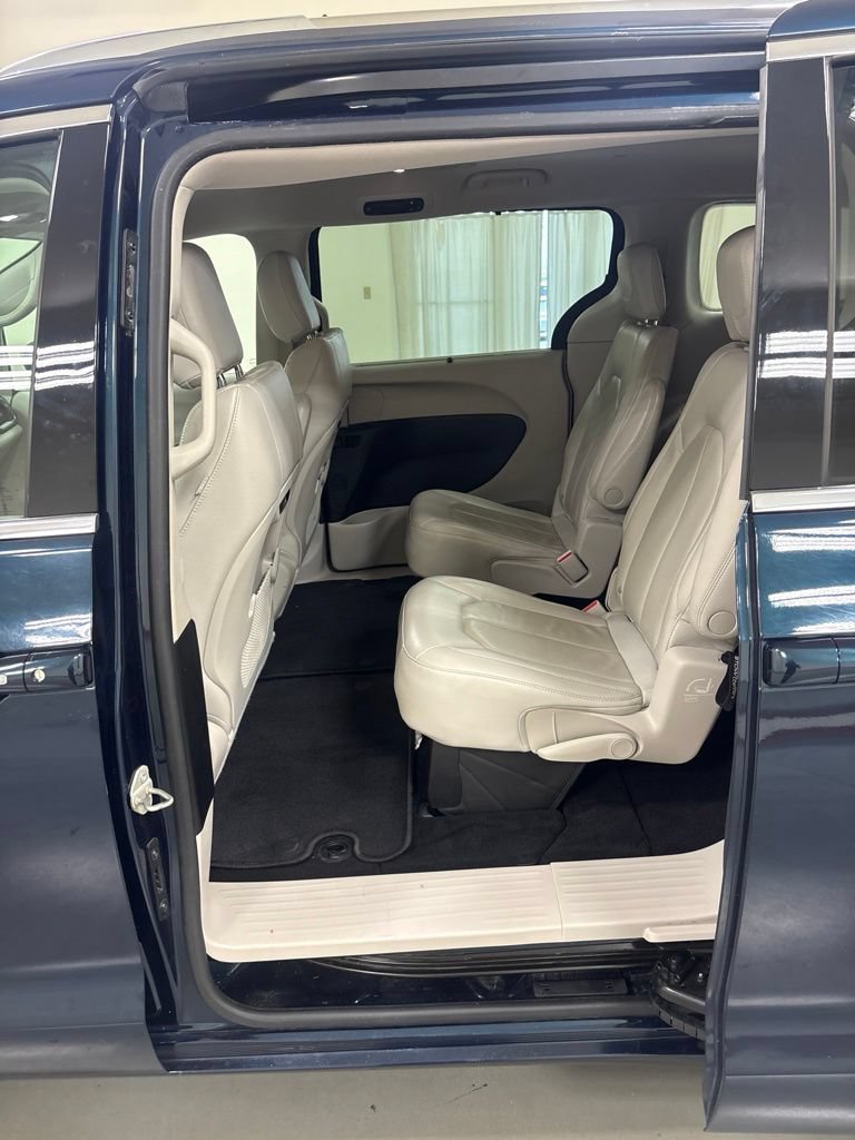 Used 2021 Chrysler Pacifica Touring-L FWD image 19