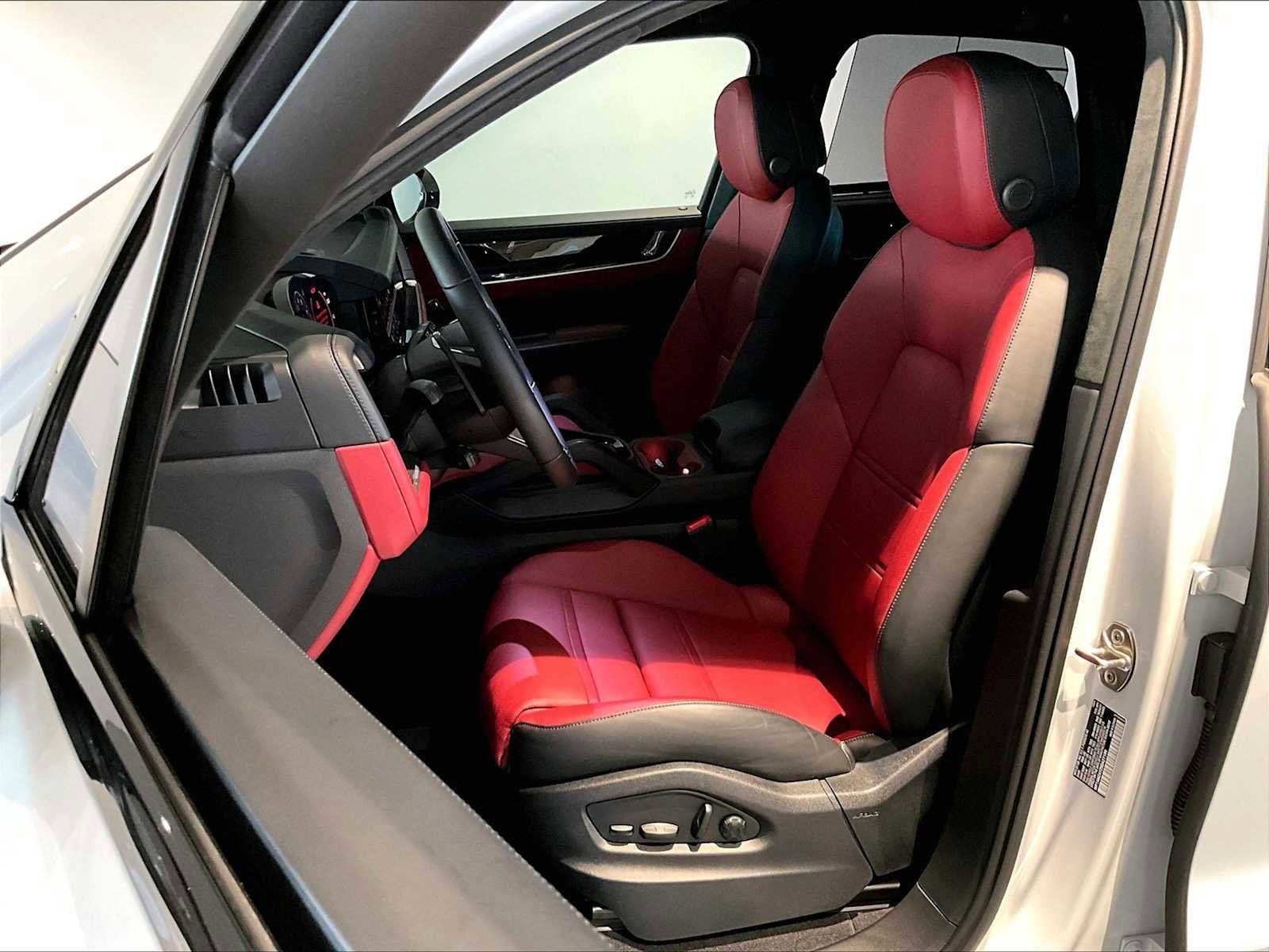 Used 2025 Porsche Cayenne Turbo image 8