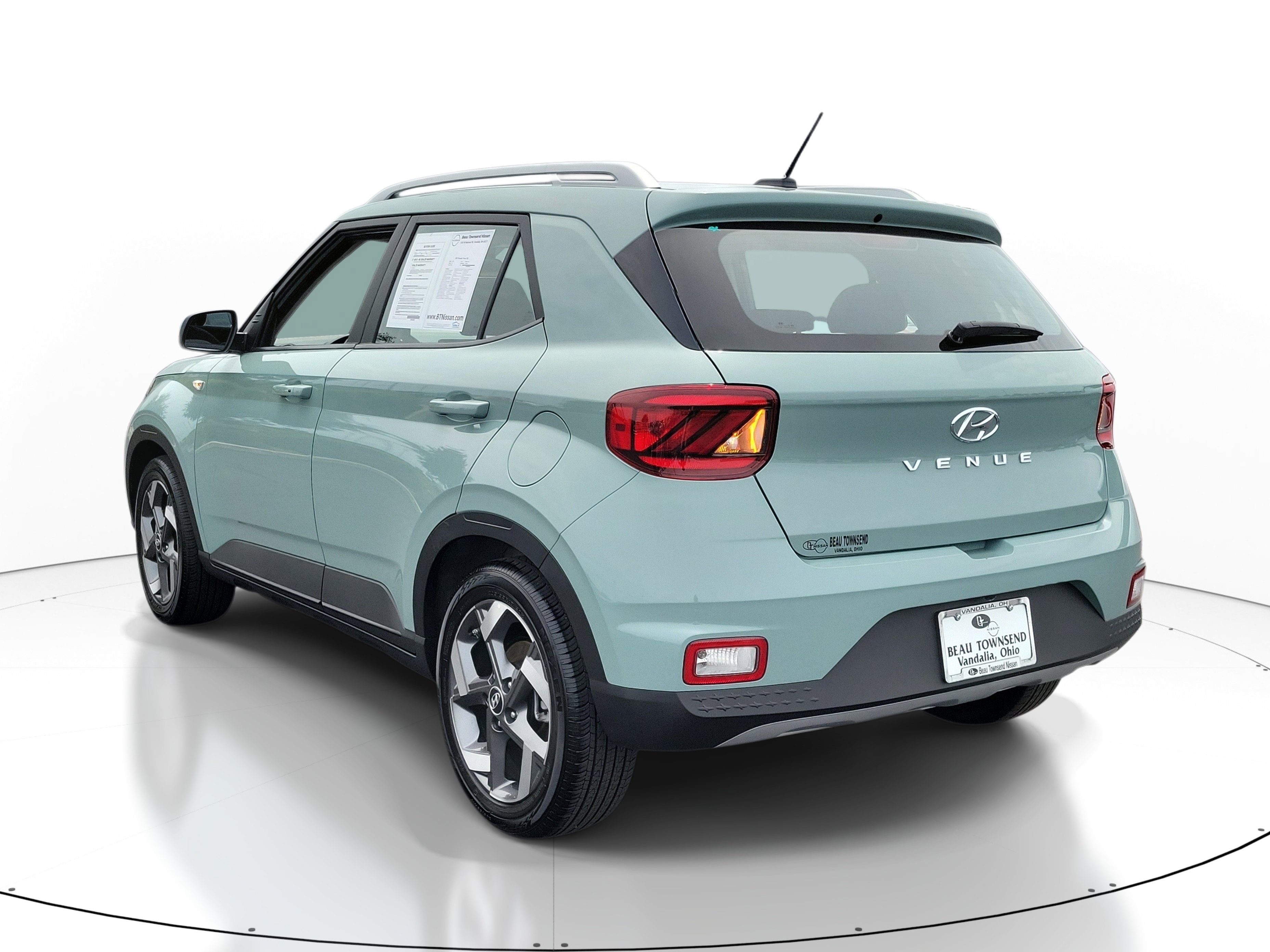 Used 2025 Hyundai Venue SEL FWD image 3