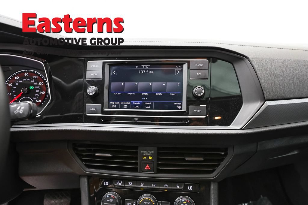 Used 2020 Volkswagen Jetta SE w/ SE Cold Weather Package FWD image 12