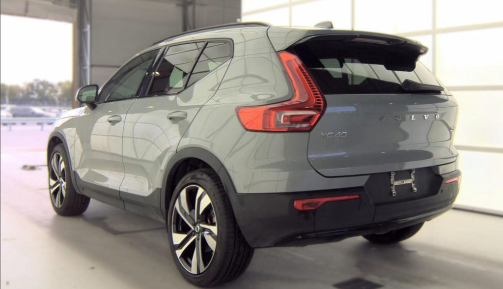 Used 2025 Volvo XC40 B5 Plus w/ Protection Package Premier AWD/4WD image 8