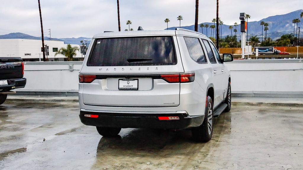 Used 2024 Jeep Wagoneer L Series II w/ Flexible Seating Group AWD/4WD image 9