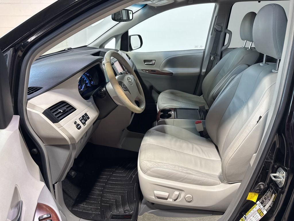 Used 2012 Toyota Sienna XLE w/ Premium Pkg AWD/4WD image 25